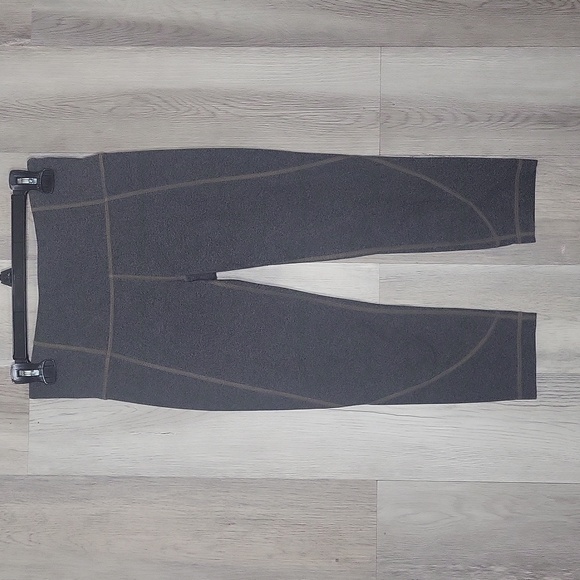 🛍Athleta Womens S Grey Contrast Stitch Capri Leggins Active‎ Stretch Workout - Picture 1 of 8